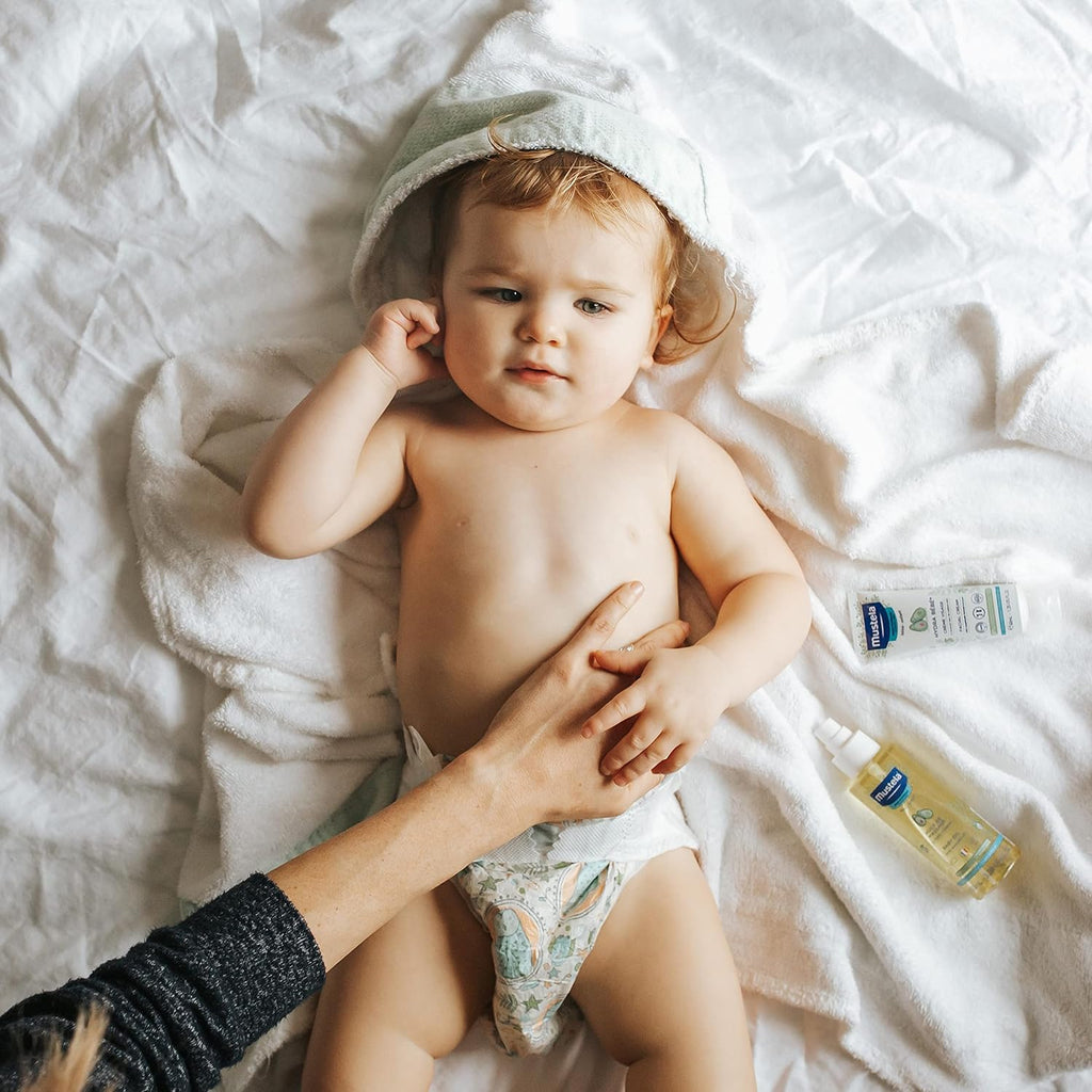 Mustela Baby Moisturizing Oil for Massage with Natural Avocado, Pomegranate & Sunflower Oil 100 Ml Age- Newborn & Above